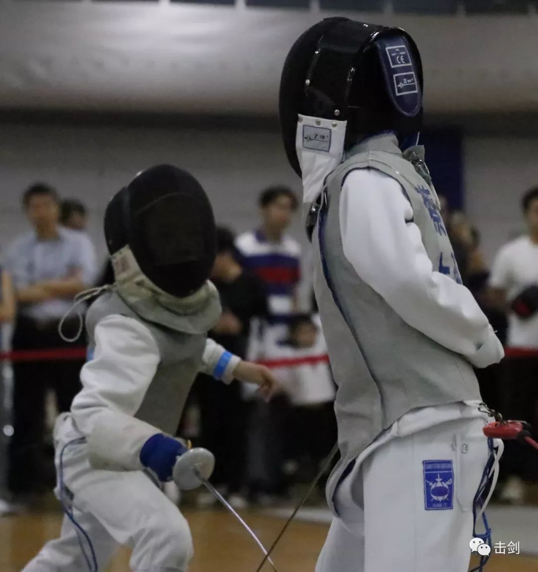 kaiyun-包含击剑半决赛掀起高潮，徽州旋风队强势反弹关东麒麟队，高压逼抢奏功——客场静默反击的词条